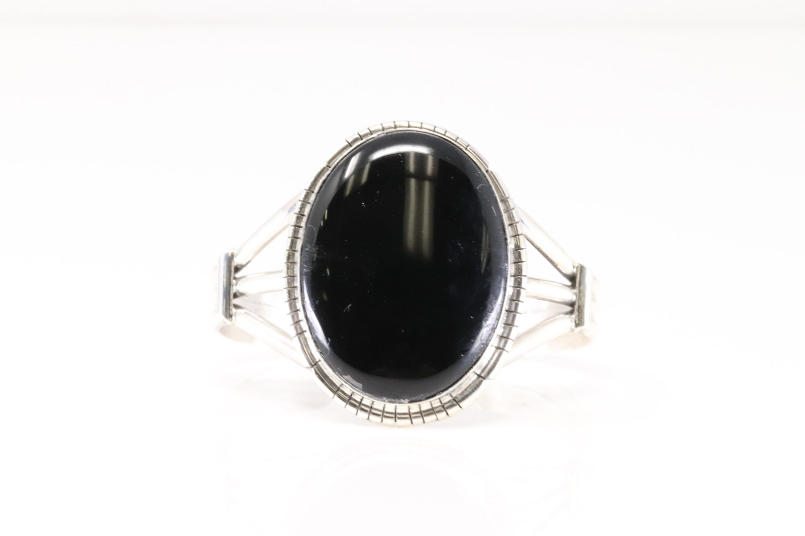 Native America Navajo Sterling Silver Black Onyx Bracelet Cuff By S.E.: This is a Native America Navajo Sterling Silver Black Onyx Bracelet Cuff By S.E.