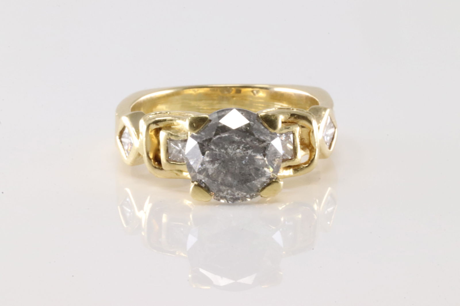 Elegant Engagement Diamond Ring 18Kt. (1 of 4)