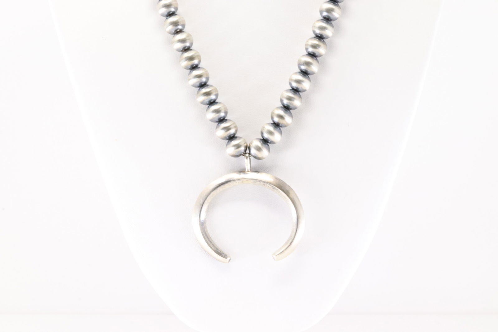 Native America Navajo Sterling Silver Pearl Beaded Naja Necklace By R.Begay.: This is a Native America Navajo Sterling Silver Pearl Beaded Naja Necklace By R.Begay. Necklace length: 18.00"