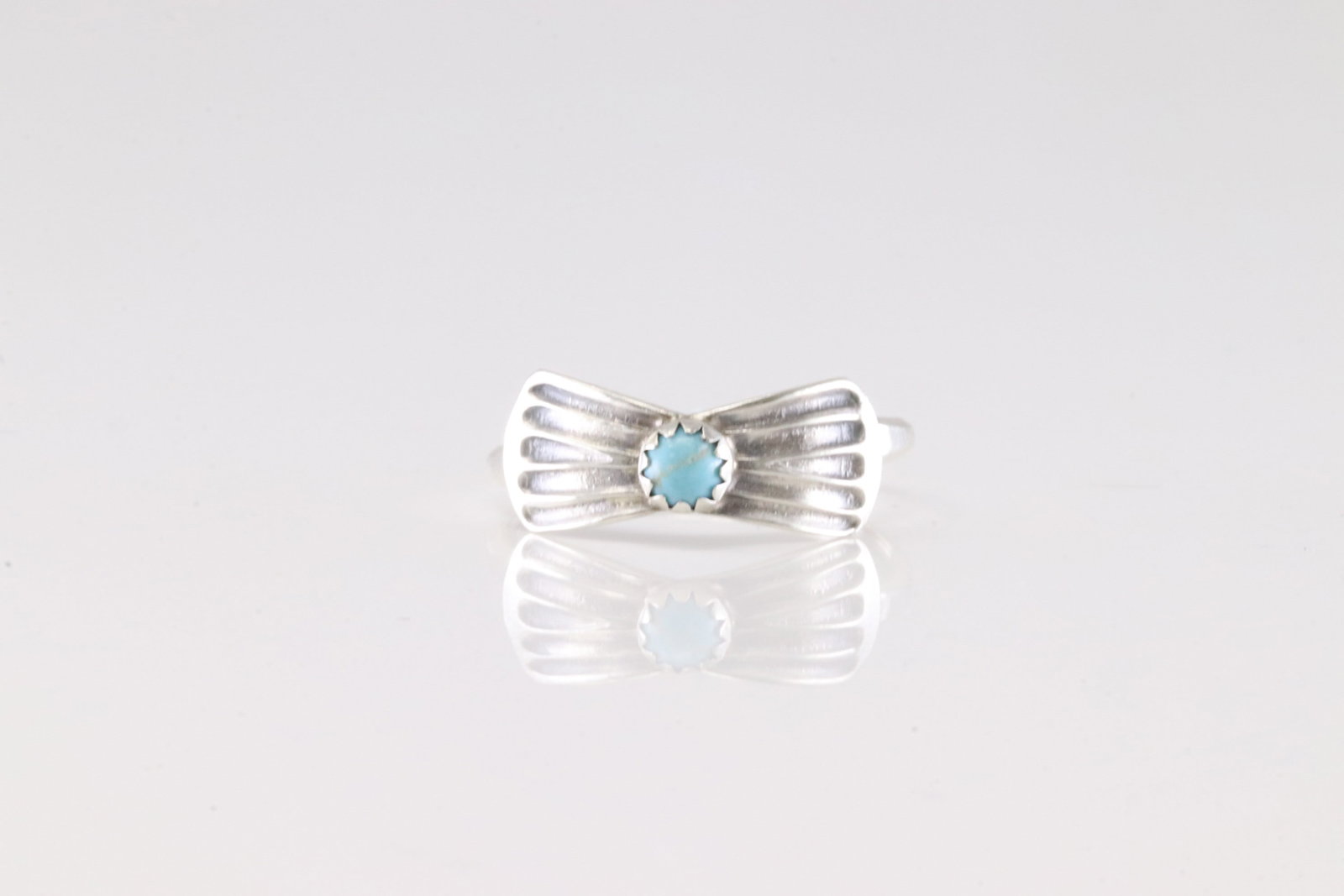 Native America Navajo Sterling Silver Turquoise Ring By Theresa Smith.: This is a Native America Navajo Sterling Silver Turquoise Ring By Theresa Smith. Ring size: 8.00.