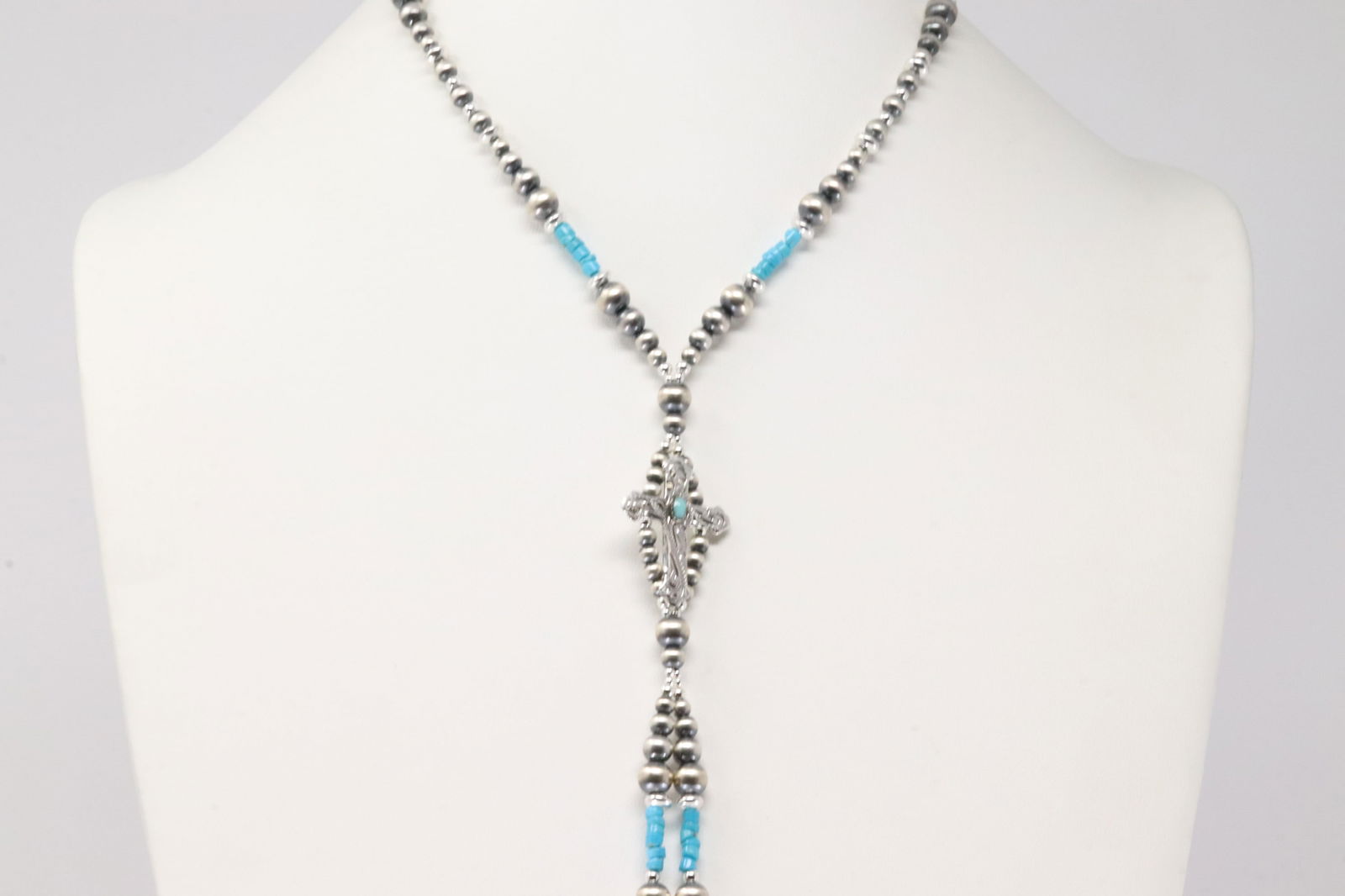 Native America Navajo Sterling Silver Pearl Beaded / Turquoise Necklace By Lucinda Sardo.: This is a Native America Navajo Sterling Silver Pearl Beaded / Turquoise Necklace By Lucinda Sardo. Necklace length: 22.00.