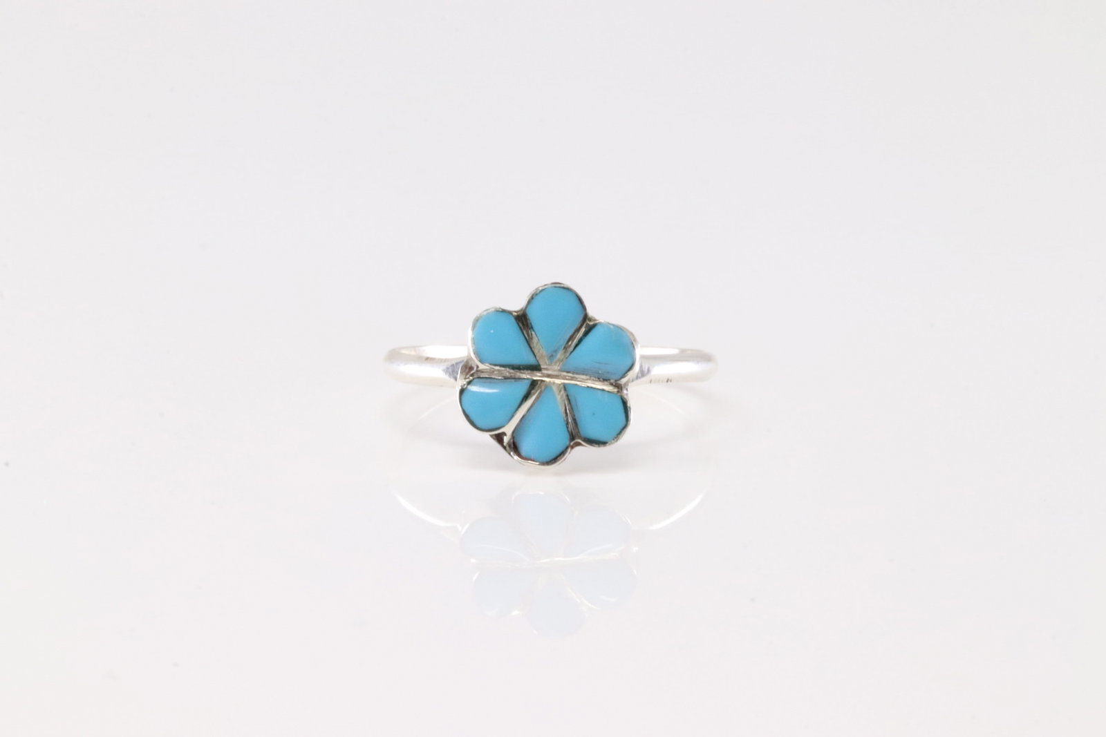 Native America Zuni Sterling Silver Turquoise Flower Ring By Raymond Bobelu.: This is a Native America Zuni Sterling Silver Turquoise Flower Ring By Raymond Bobelu. Ring size: 7.25.