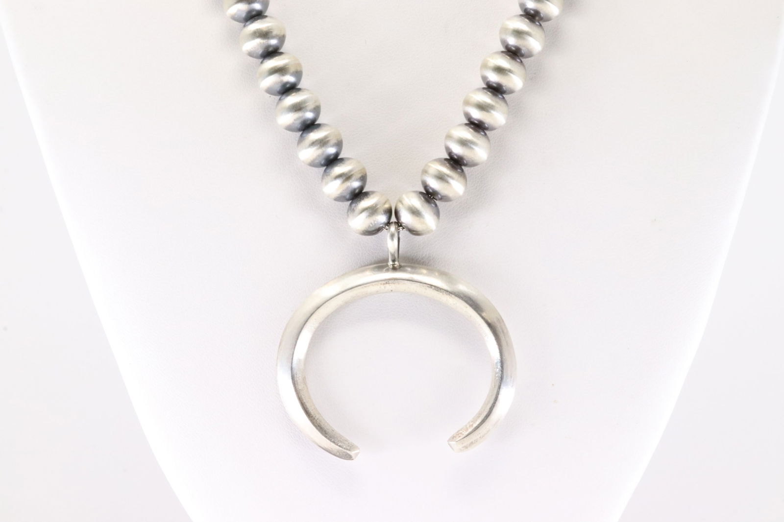 Native America Navajo Sterling Silver Pearl Beaded Naja Necklace By Rena Begay & Eugene Gruber.: This is a Native America Navajo Sterling Silver Pearl Beaded Naja Necklace By Rena Begay & Eugene Gruber. Necklace length: 18.00"