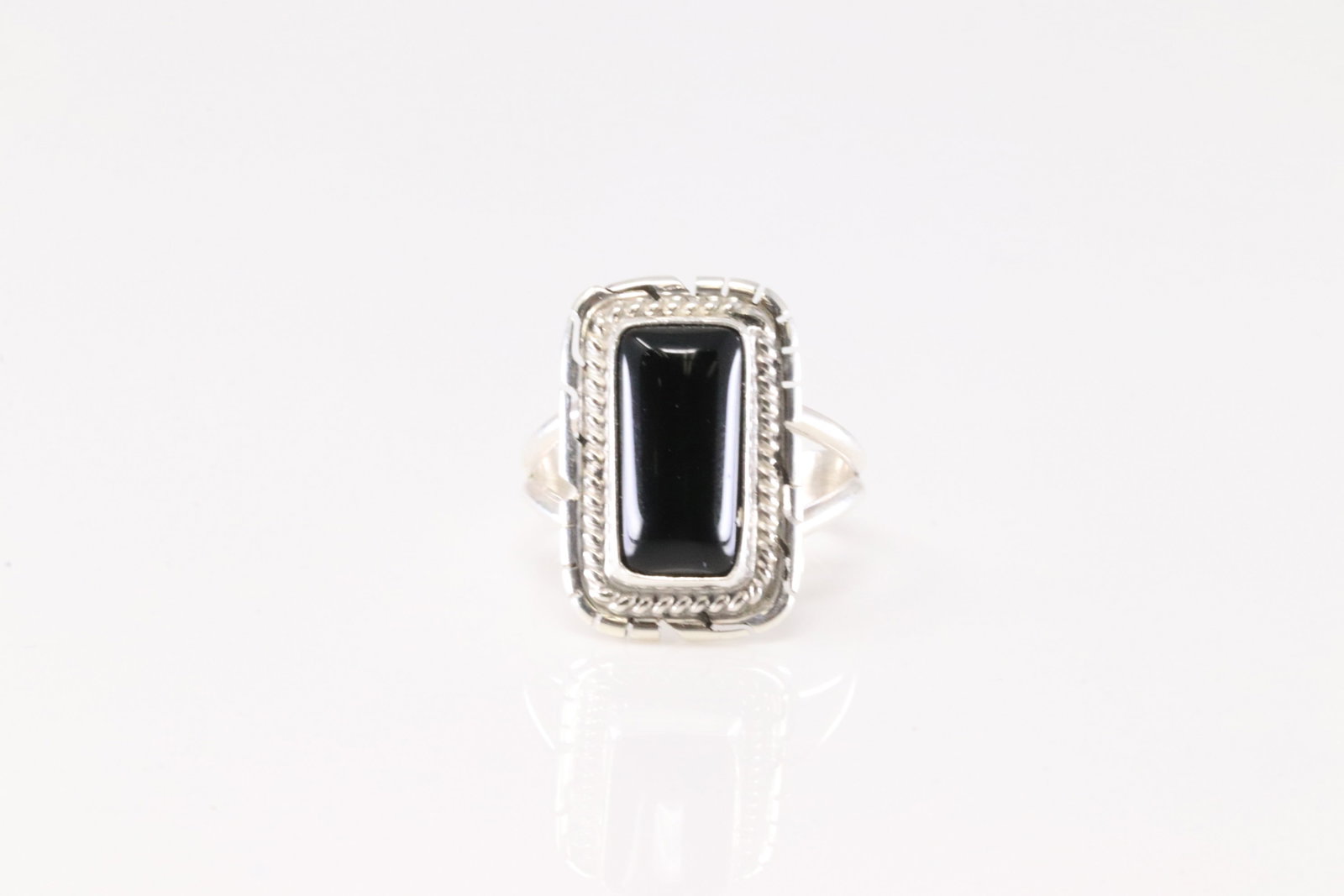 Native America Navajo Sterling Silver Black Onyx Ring By Peggy Skeets / Byron Begay.: Thisis a Native America Navajo Sterling Silver Black Onyx Ring By Peggy Skeets / Byron Begay. Ring size: 6.50.