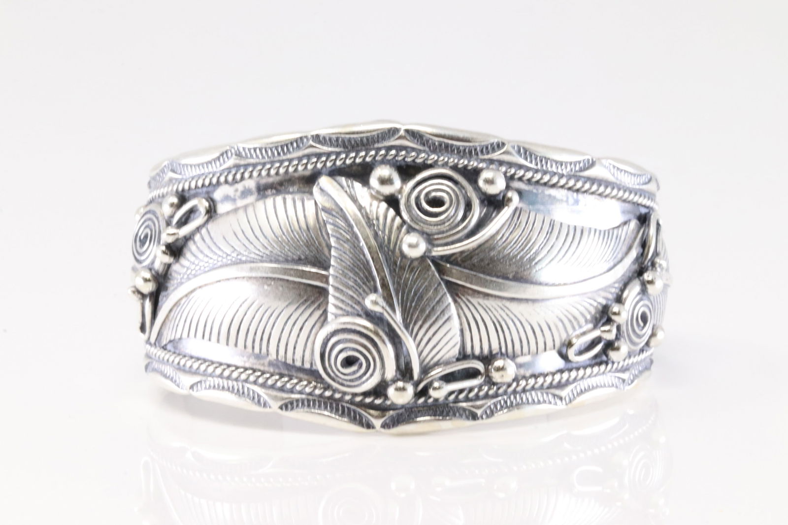 Native America Navajo Sterling Silver Solid Bracelet Leaf Cuff By Darrell Morgan. (1 of 4)