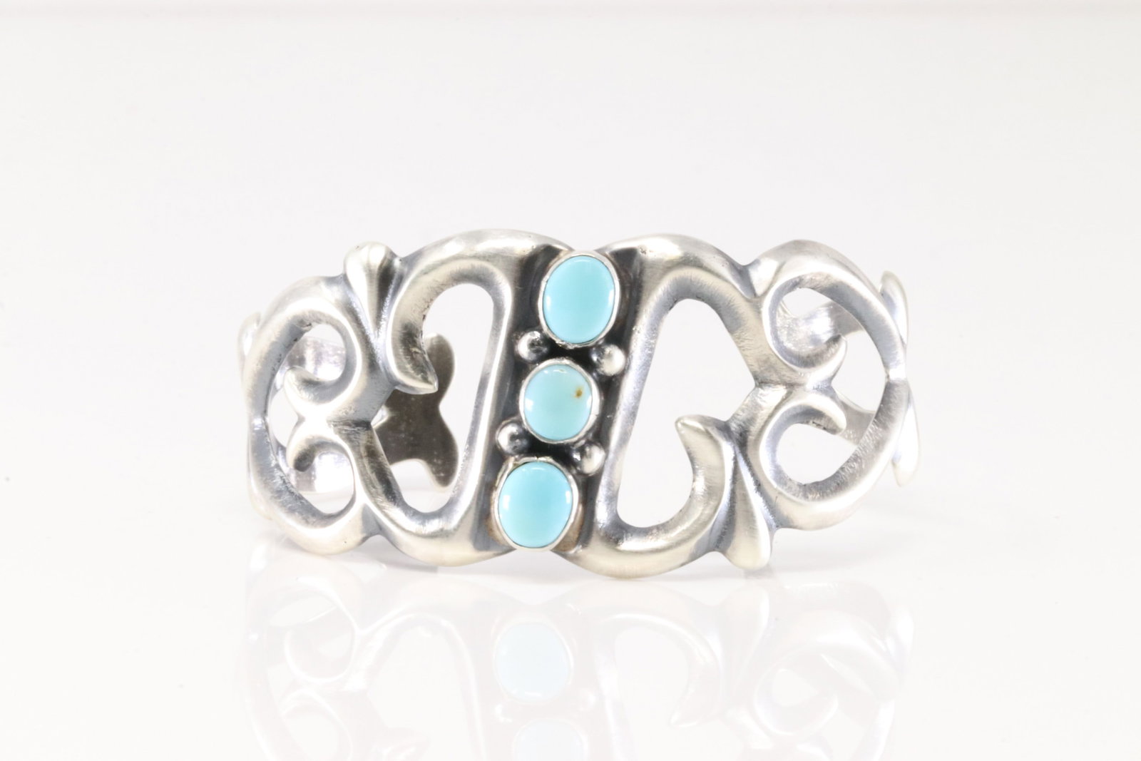 Native America Navajo Sterling Silver Kingman Turquoise Bracelet Cuff By Rena Begay.: This is a Native America Navajo Sterling Silver Kingman Turquoise Bracelet Cuff By Rena Begay.