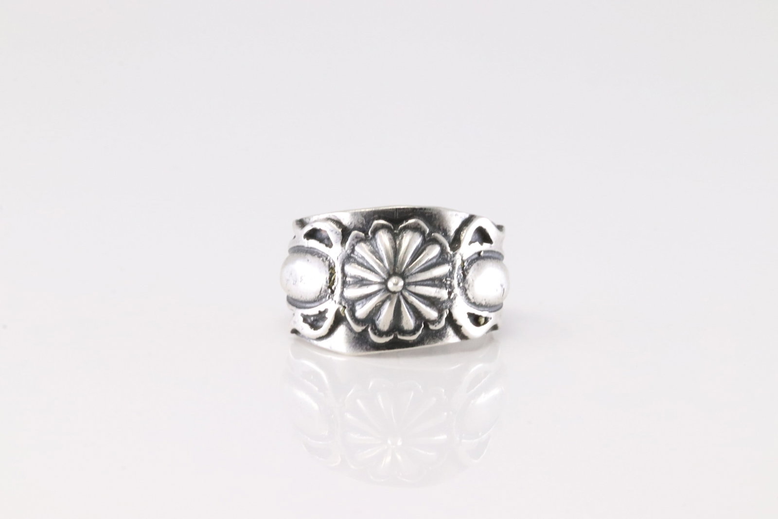 Native America Navajo Sterling Silver Solid Ring By Bobby Platero.: This is a Native America Navajo Sterling Silver Solid Ring By Bobby Platero. Ring Size: 6.50.