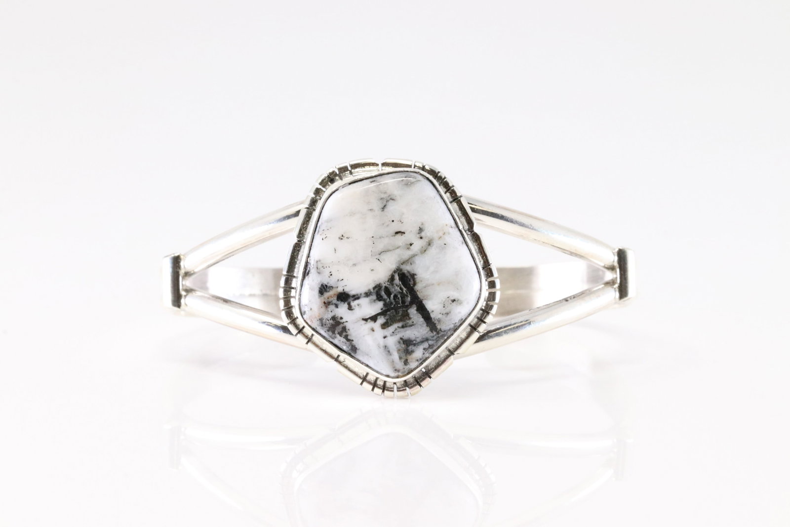 Native America Navajo Sterling Silver White Buffalo Bracelet Cuff By S.E.: This is a Native America Navajo Sterling Silver White Buffalo Bracelet Cuff By S.E.