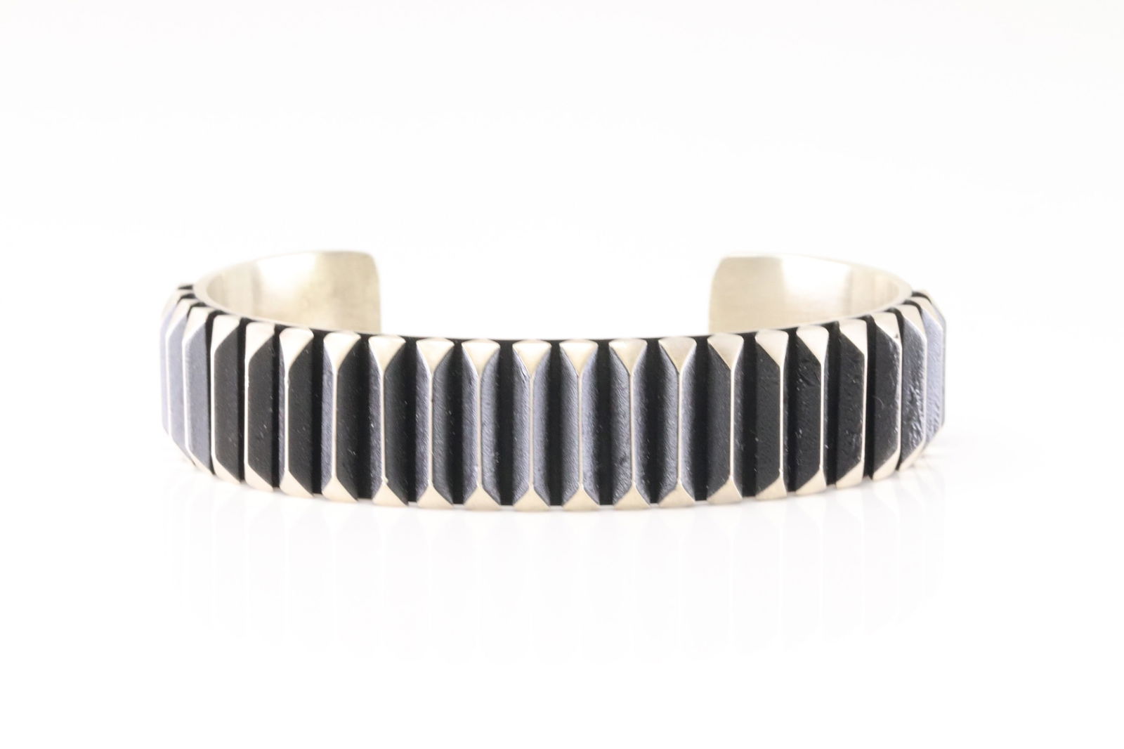 Native America Navajo Sterling Silver Solid Design Bracelet Cuff By L.Tahe. (1 of 4)