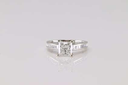 Elegant Diamond Engagement Ring 14Kt.