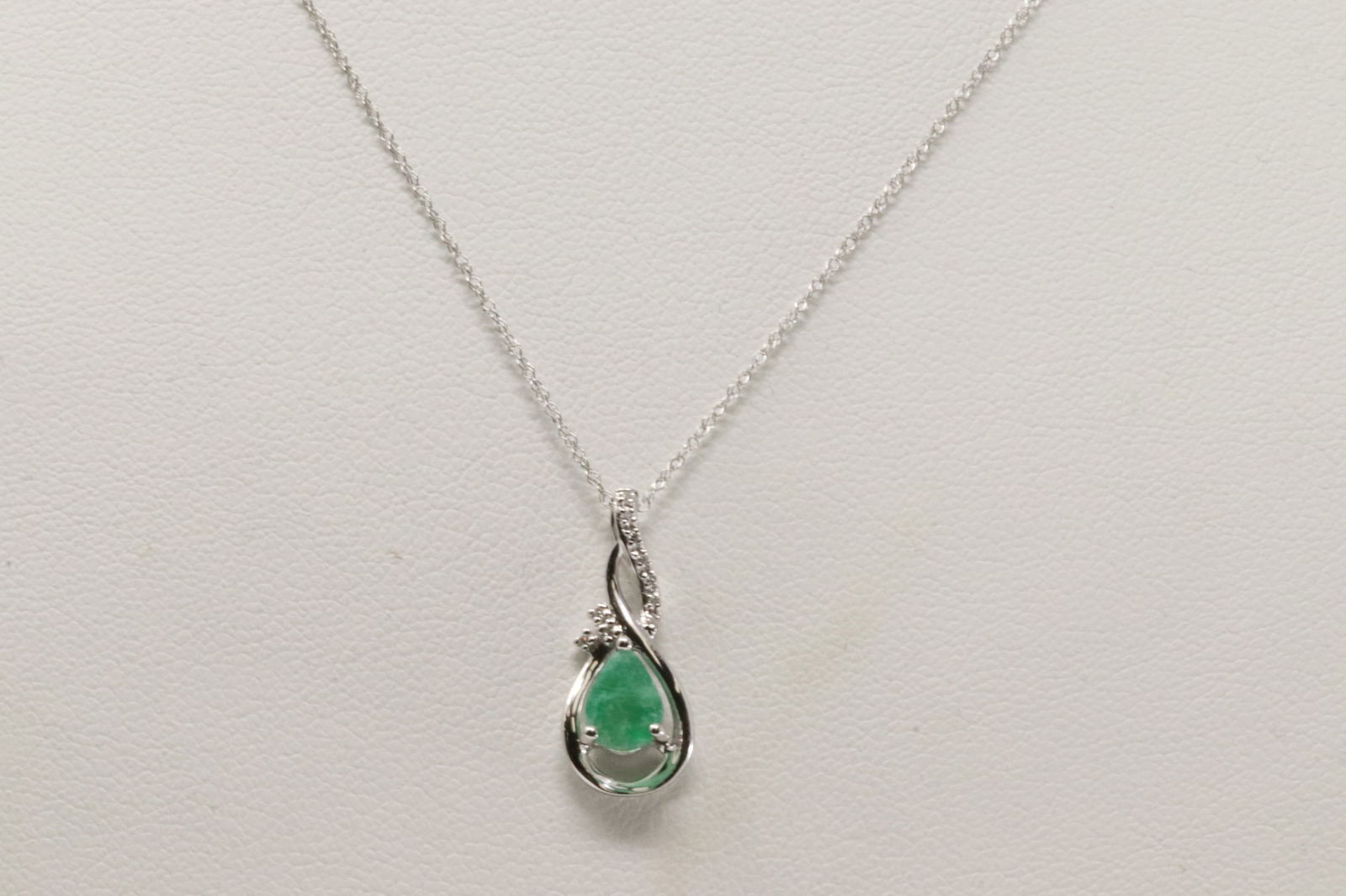 Emerald & Diamond Pendant / Necklace 10Kt. (1 of 3)
