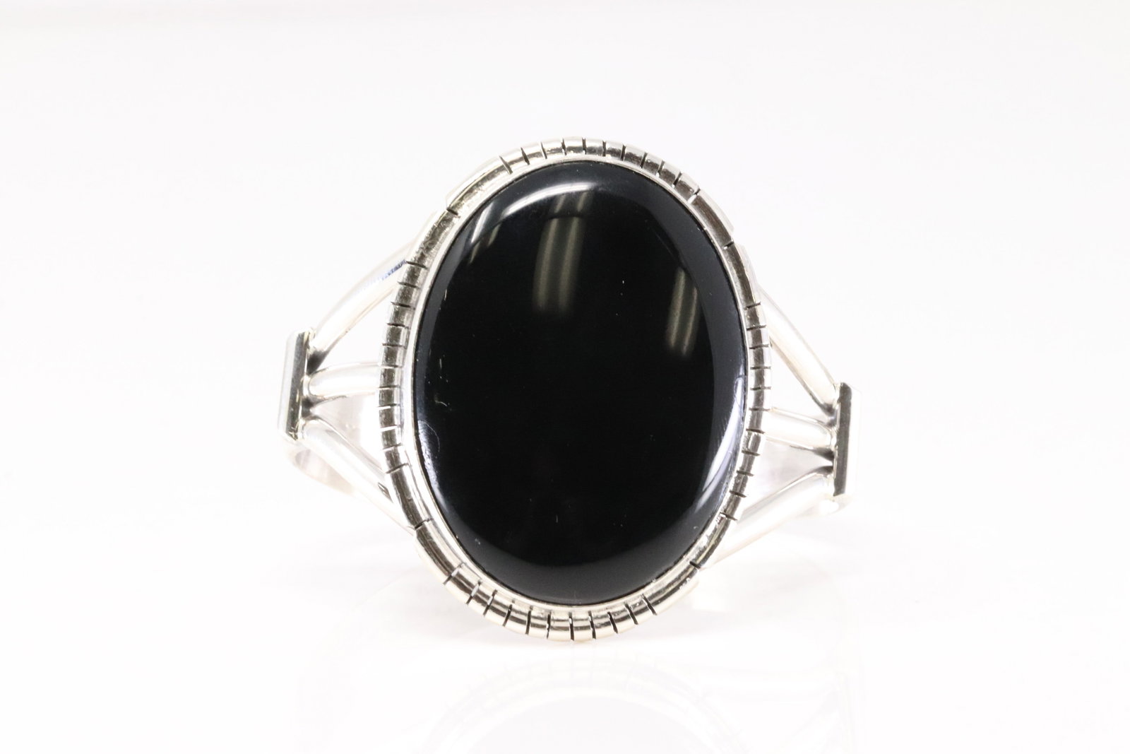 Native America Navajo Sterling Silver Black Onyx Bracelet Cuff By SE.: This is a Native America Navajo Sterling Silver Black Onyx Bracelet Cuff By SE.