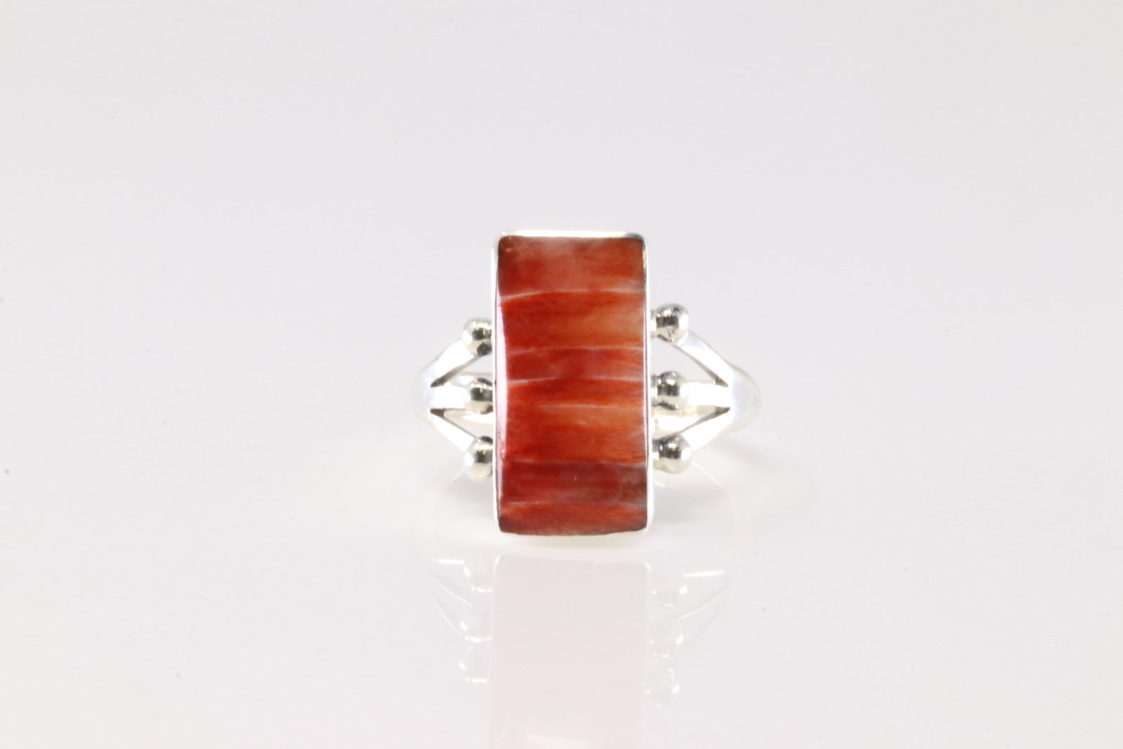 Native America Navajo Sterling Silver Spiny Oyster Ring By Gilbert Smith.: This is a Native America Navajo Sterling Silver Spiny Oyster Ring By Gilbert Smith. Ring size: 7.00.
