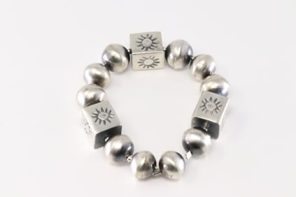 Native America Navajo Sterling Silver Stretch Pearl Beaded Bracelet By Tysha Aparicio.
