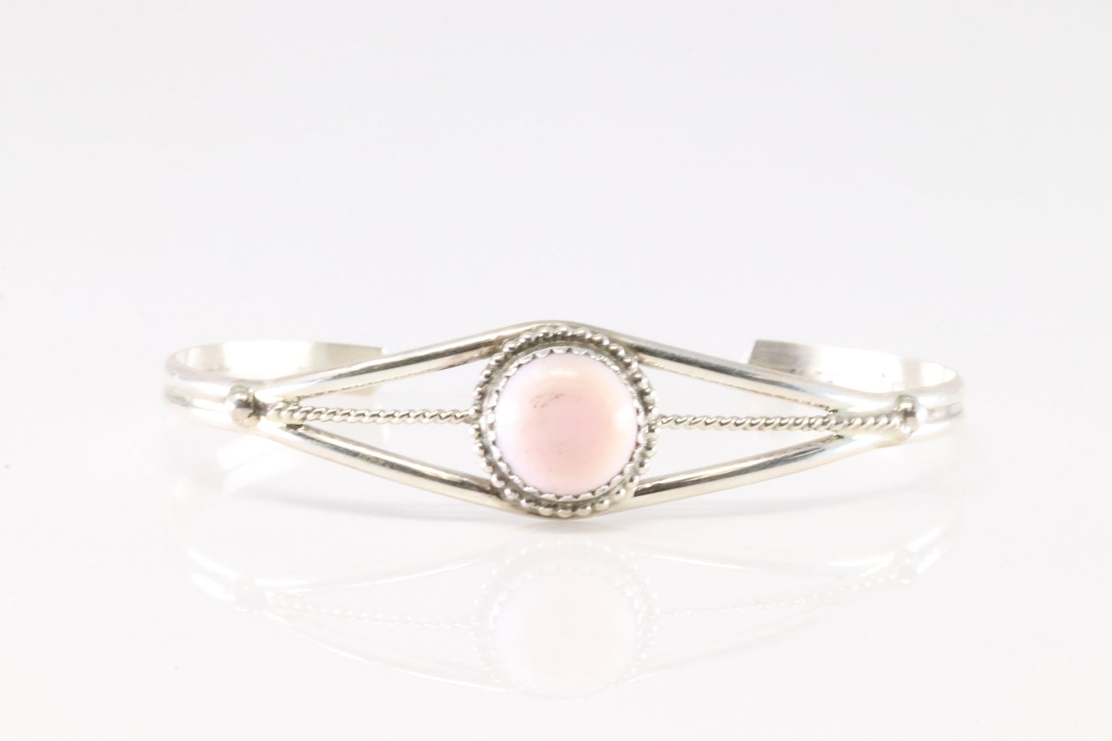 Native America Navajo Sterling Silver Pink Conch Shell Bracelet Cuff.: This is a Native America Navajo Sterling Silver Pink Conch Shell Bracelet Cuff.