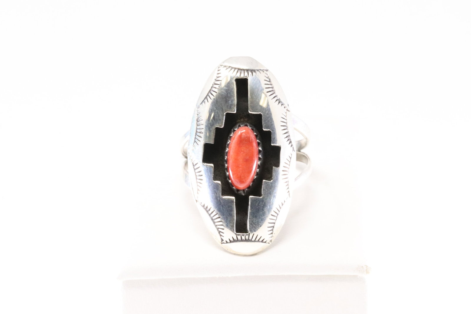 Native America Navajo Sterling Silver Spiny Oyster Ring By Felix Perry.: This is a Native America Navajo Sterling Silver Spiny Oyster Ring By Felix Perry. Ring size: 8.50.