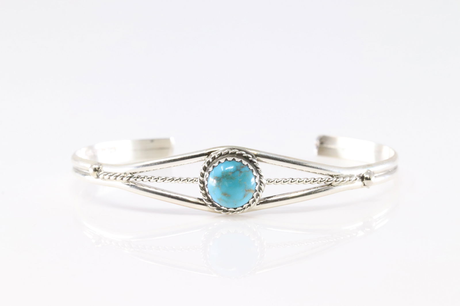 Native America Navajo Sterling Silver Turquoise Bracelet Cuff.: This is a Native America Navajo Sterling Silver Turquoise Bracelet Cuff.