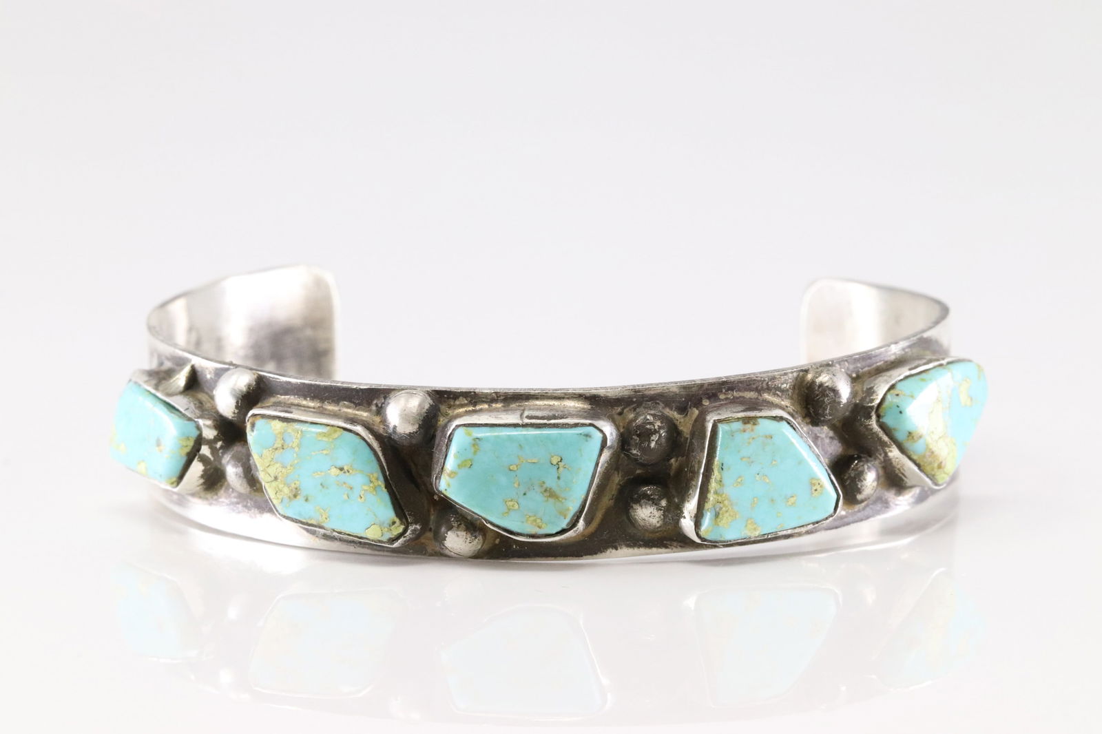 Native America Zuni Sterling Silver Kingman Turquoise Bracelet Cuff By Jude Candelaria.: This is a Native America Zuni Sterling Silver Kingman Turquoise Bracelet Cuff By Jude Candelaria.