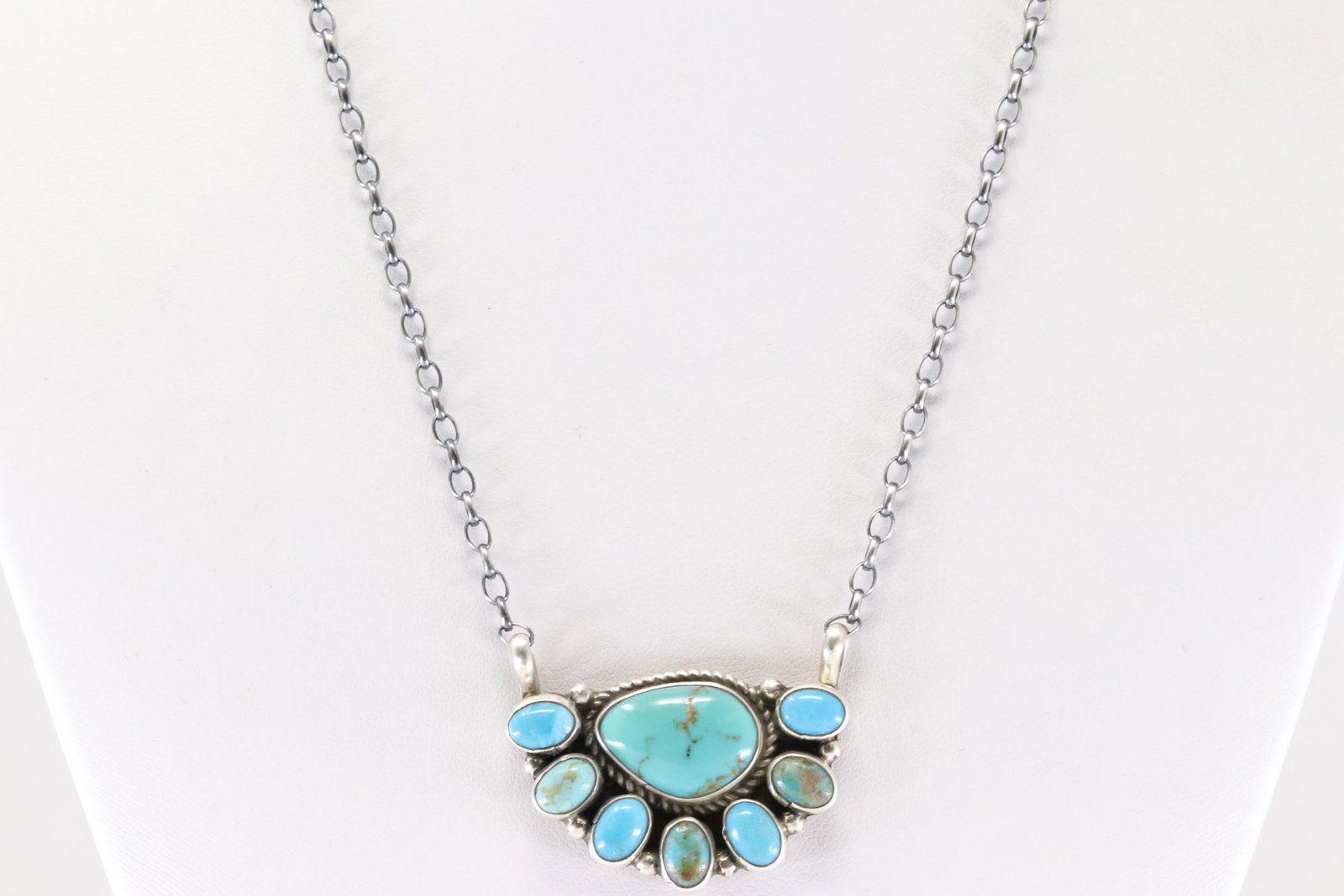 Native America Navajo Sterling Silver Kingman Turquoise Necklace By Geraldine James.: This is a Native America Navajo Sterling Silver Kingman Turquoise Necklace By Geraldine James. Necklace length: 18.00"