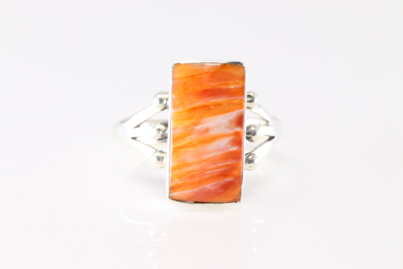 Native America Navajo Sterling Silver Spiny Oyster Ring By Gilbert Smith.: This is a Native America Navajo Sterling Silver Spiny Oyster Ring By Gilbert Smith. Ring Size: 8.00.