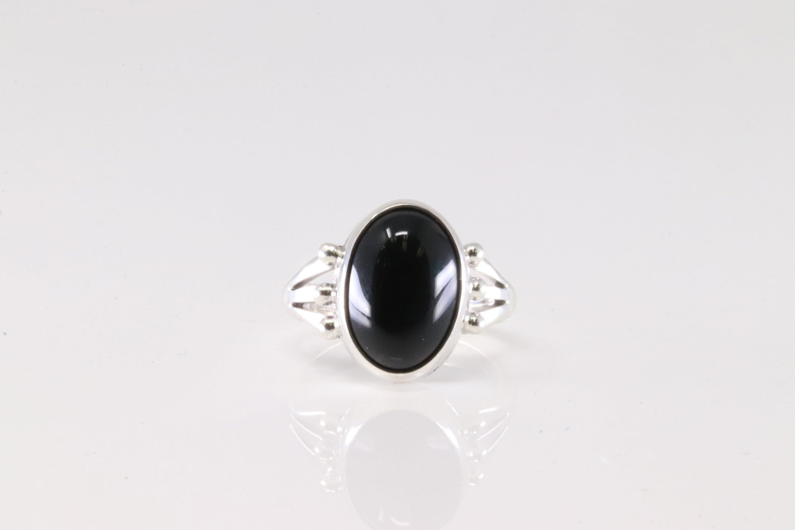 Native America Navajo Sterling Silver Black Onyx Ring By Jerryson Henio.: This is a Native America Navajo Sterling Silver Black Onyx Ring By Jerryson Henio. Ring size: 5.50.