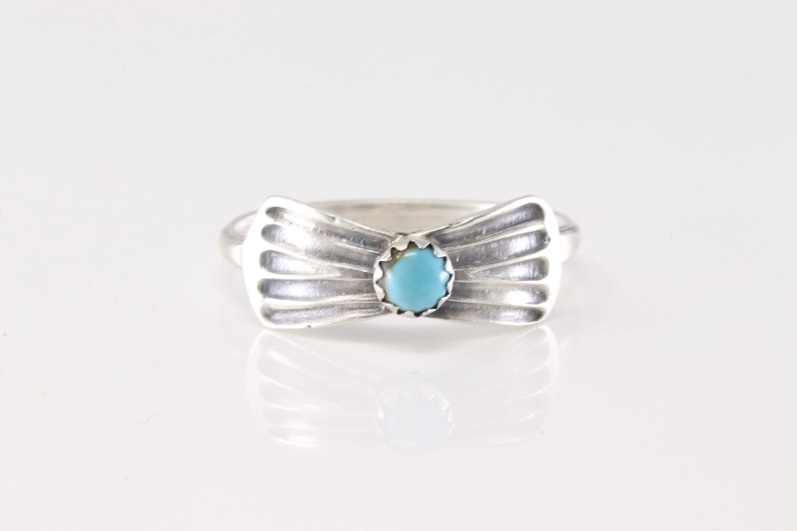 Native America Navajo Sterling Silver Turquoise Ring By Theresa Smith.: This is a Native America Navajo Sterling Silver Turquoise Ring By Theresa Smith. Ring Size: 8.00.