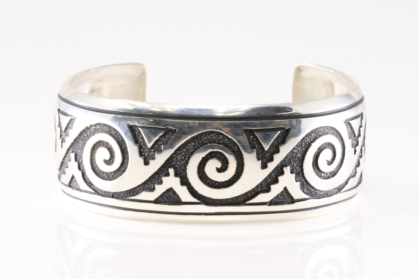 Native America Navajo Sterling Silver Stamped Desing Bracelet Cuff By T&R Singer.: This is a Native America Navajo Sterling Silver Stamped Desing Bracelet Cuff By T&R Singer.