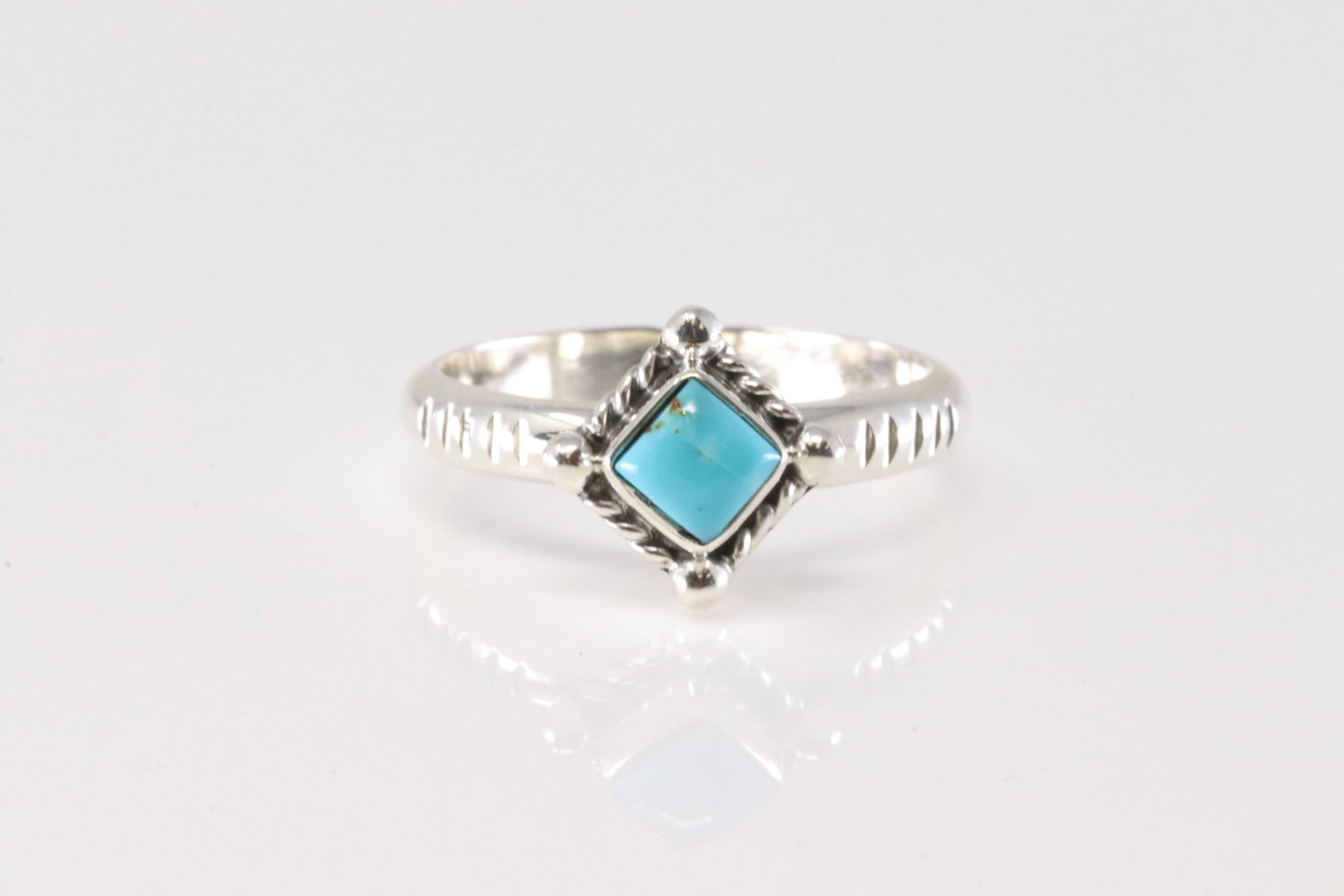 Native America Navajo Sterling Silver Turquoise Ring By Reed Charlie.: This is a Native America Navajo Sterling Silver Turquoise Ring By Reed Charlie. Ring Size: 7.00.