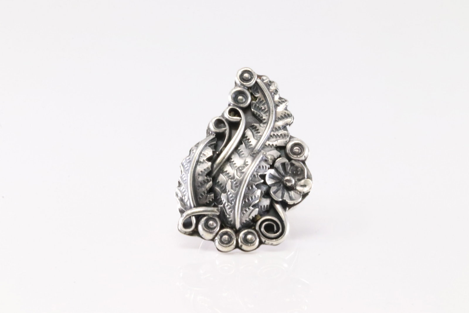 Native America Navajo Sterling Silver Floral Ring By Harry B.Yazzie.: This is a Native America Navajo Sterling Silver Floral Ring By Harry B.Yazzie. Ring size: 7.75.