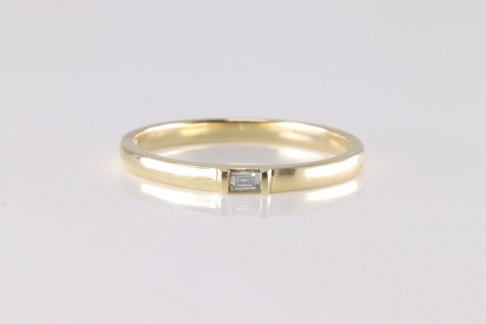 Diamond Ring 14Kt.: Ladies 14Kt Yellow Gold Diamond Ring. This Elegant Ring has a Sparkling Diamond In The Center. Ring Size: 7.50.
