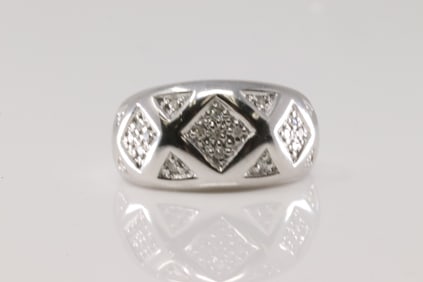 Elegant Diamond Ring 10Kt.