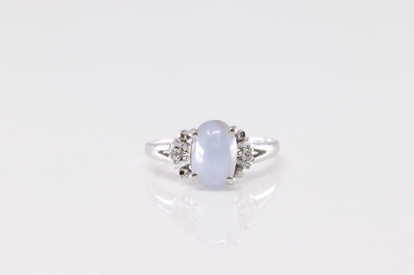 MoonStone & Diamond Ring 14Kt.: Ladies 14Kt MoonStone & Diamond Ring. This Gorgeous Ring has A Solitaire MoonStone With 6 Sparkling Diamond. Ring Size: 7.00. Total Weight: 3.90grams.