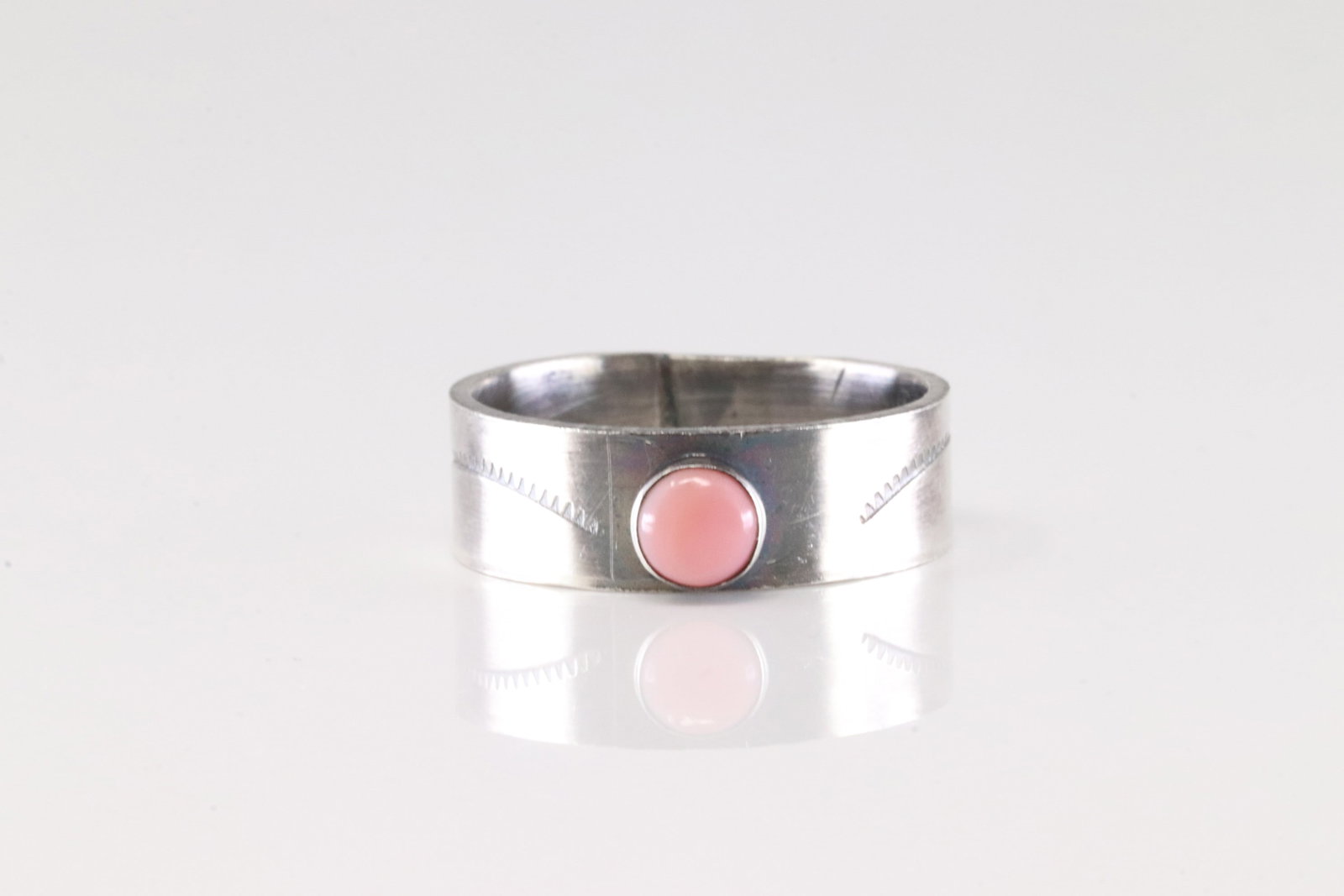 Native America Navajo Sterling Silver Pink Conch Ring By Gary Sandoval.: This is a Native America Navajo Sterling Silver Pink Conch Ring By Gary Sandoval. Ring Size: 9.00.