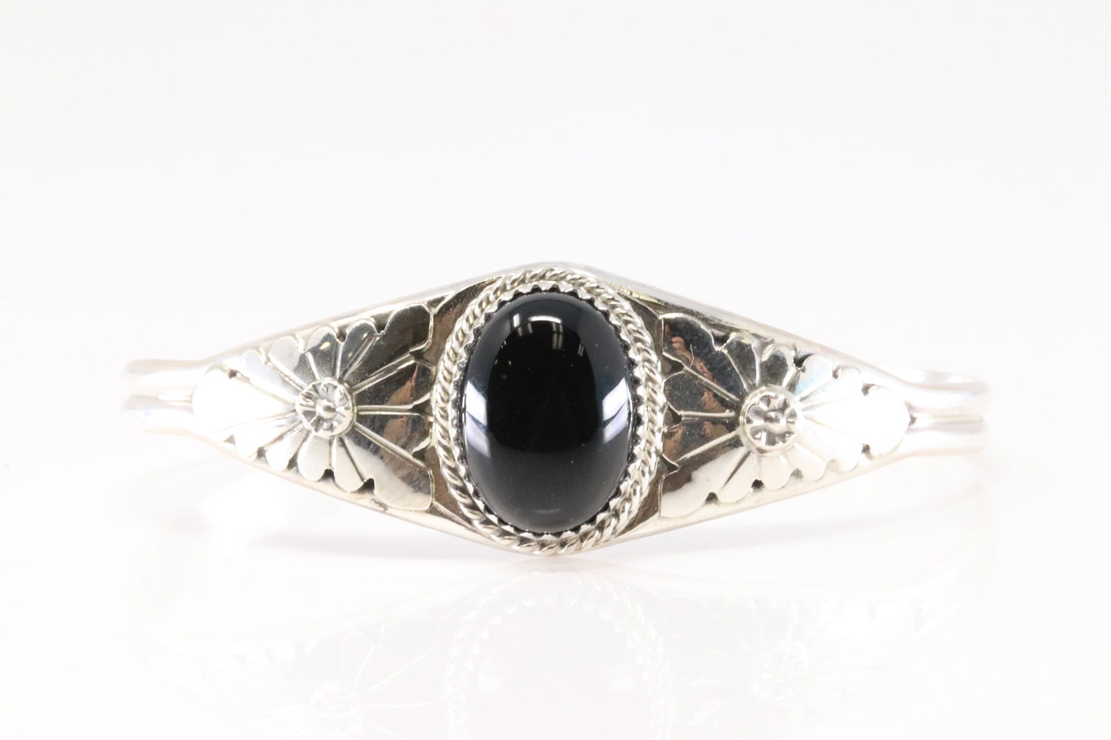 Native America Navajo Sterling Silver Black Onyx Bracelet Cuff By Y.: This is a Native America Navajo Sterling Silver Black Onyx Bracelet Cuff By Y.