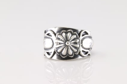 Native America Navajo Sterling Silver Stamped Floral Ring By Bobby Platero.