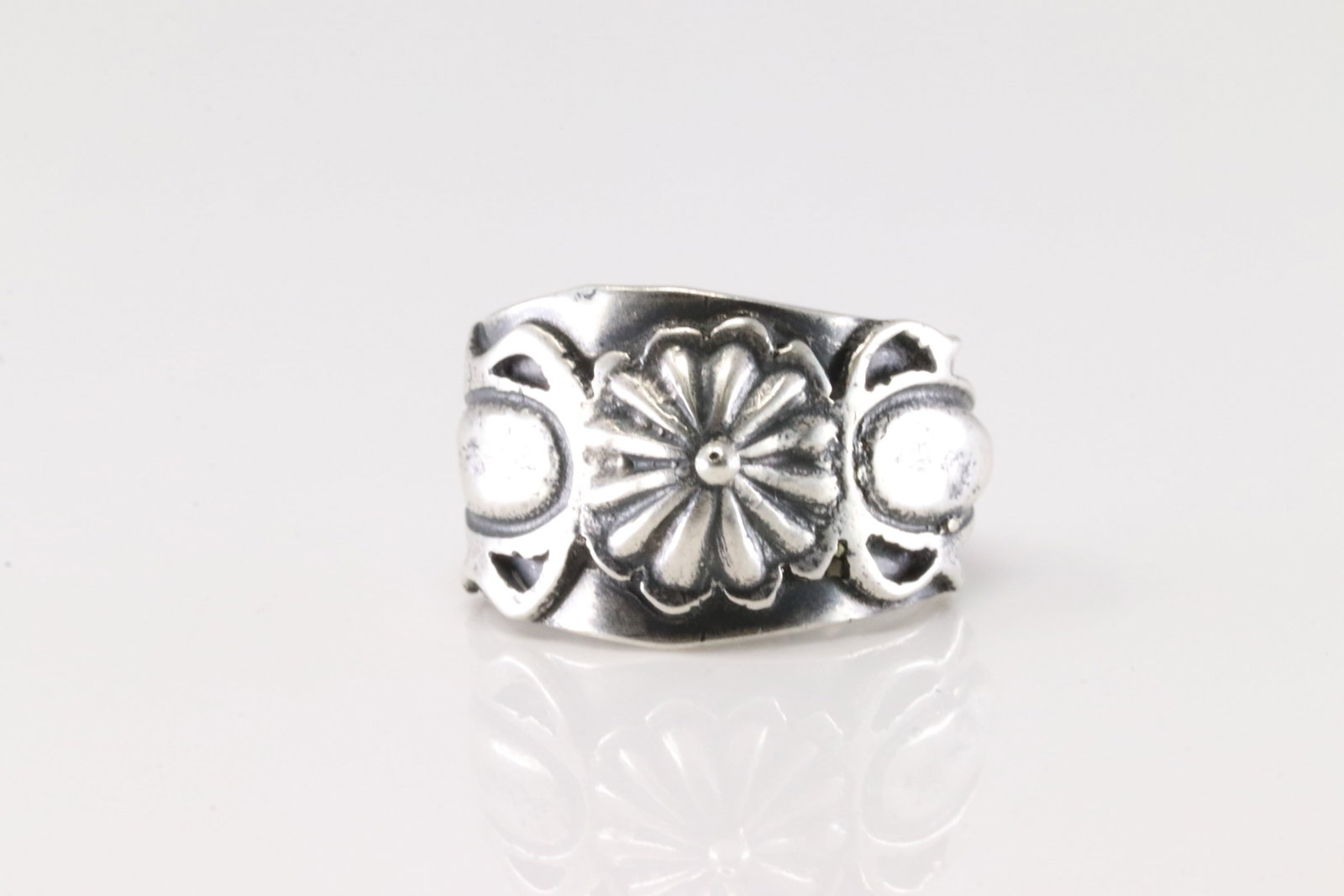 Native America Navajo Sterling Silver Stamped Floral Ring By Bobby Platero.: This is a Native America Navajo Sterling Silver Stamped Floral Ring By Bobby Platero. Ring Size: 6.50.