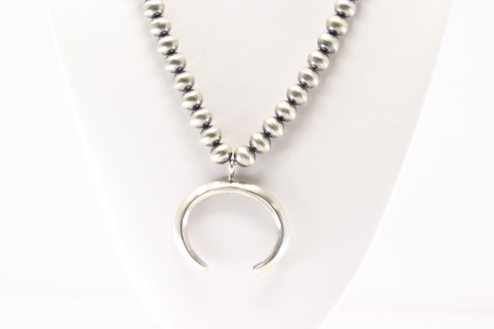 Native America Navajo Sterling Silver Pearl Beaded Necklace By Rena Begay / Eugene Gruber.: This is a Native America Navajo Sterling Silver Pearl Beaded Necklace By Rena Begay / Eugene Gruber. Necklace Length: 18.00.