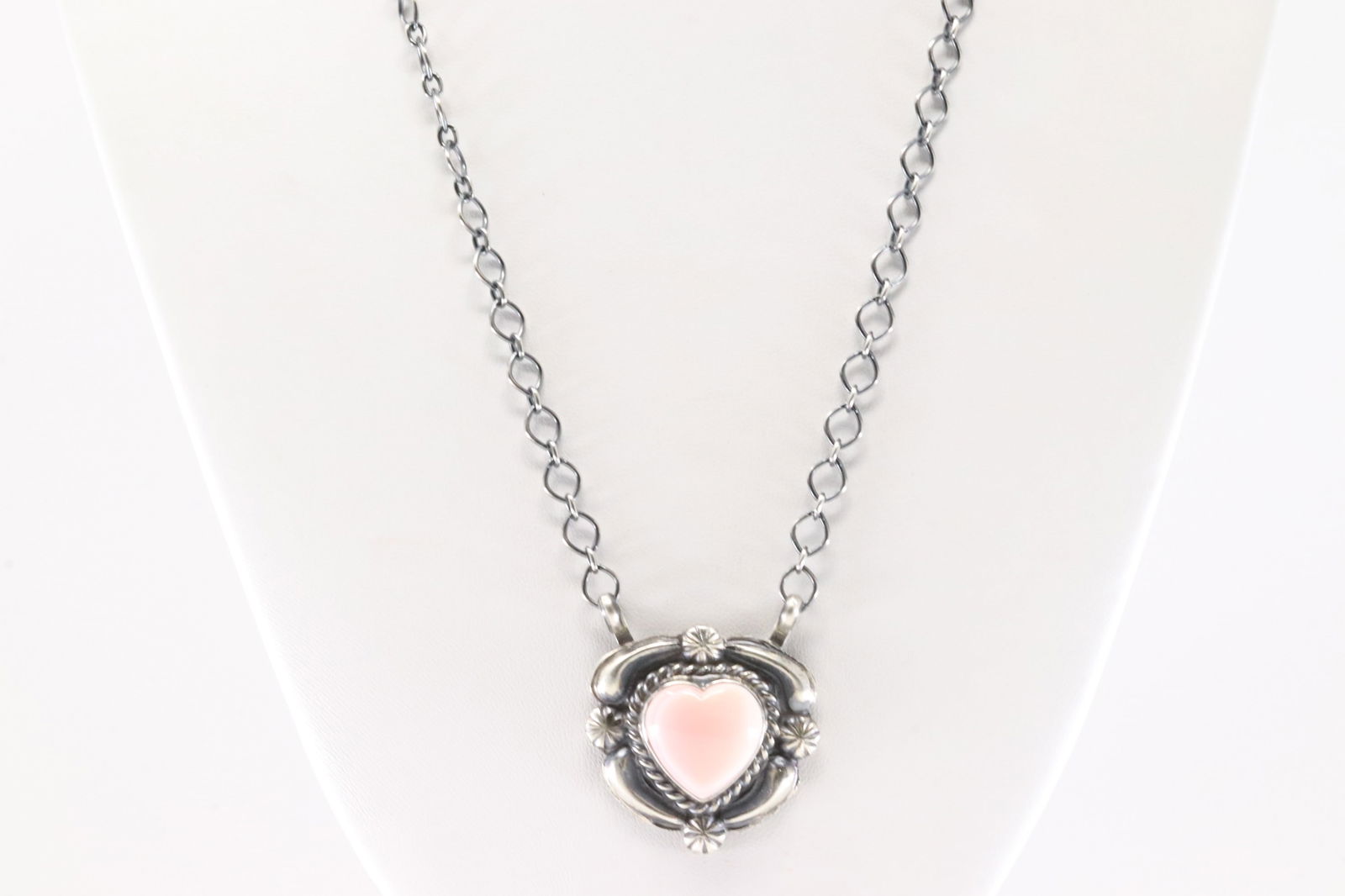 Native America Navajo Sterling Silver Pink Conch Shell Heart Necklace By J.J.J.: This is a Native America Navajo Sterling Silver Pink Conch Shell Heart Necklace By J.J.J. Stamp JJJ. Necklace length: 18.00"