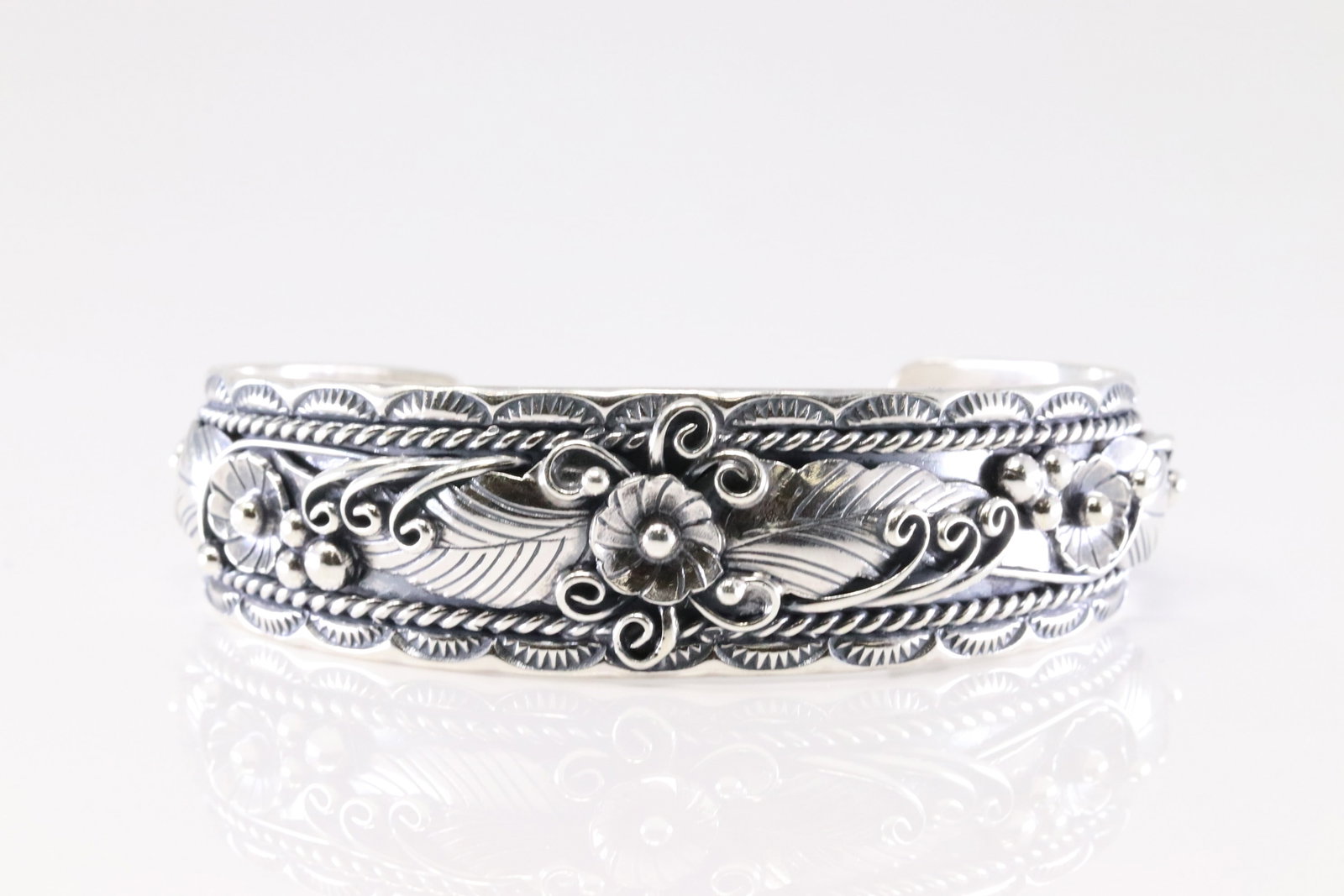 Sterling Silver Floral Bracelet Cuff. (1 of 4)