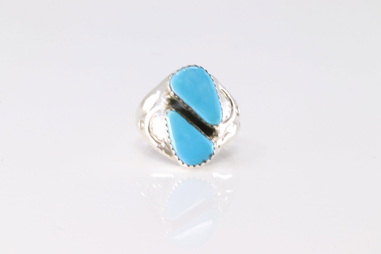 Native America Navajo Sterling Silver Turquoise Ring By Mary Lincoln.: This is a Native America Navajo Sterling Silver Turquoise Ring By Mary Lincoln. Ring Size: 9.00. Satmp M.L.