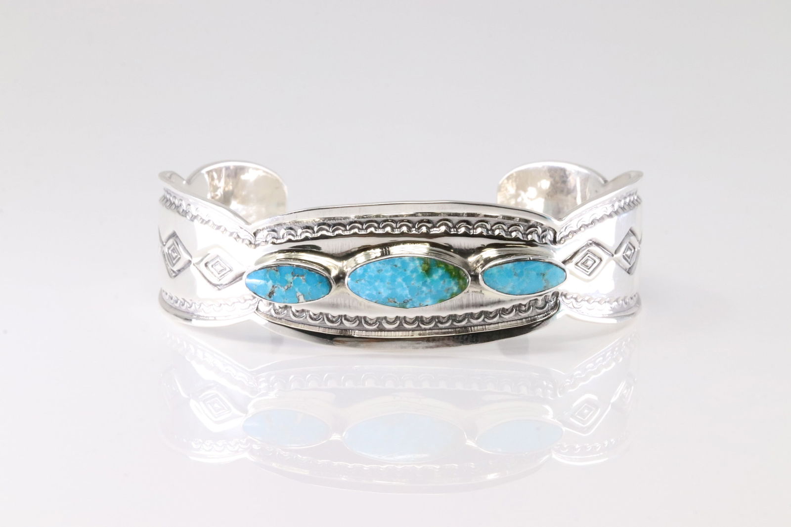 Native America Navajo Sterling Silver Turquoiose Bracelet Cuff By Roland Dixson.: This is a Native America Navajo Sterling Silver Turquoiose Bracelet Cuff By Roland Dixson. Stamp Roland Dixson.