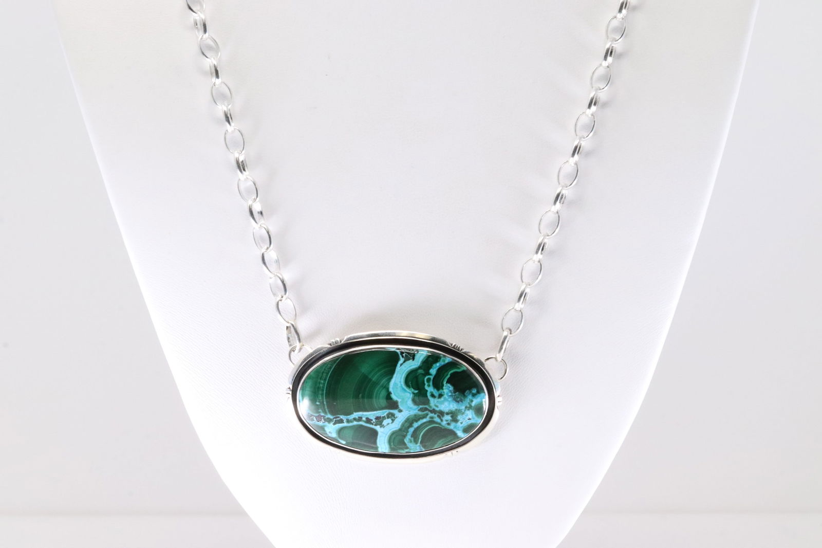 Native America Navajo Sterling Silver Azurite- Malachite Necklace By R. Tom.: This is a Native America Navajo Sterling Silver Azurite- Malachite Necklace By R. Tom. Stamp R.T. Necklace Length: 10.00.