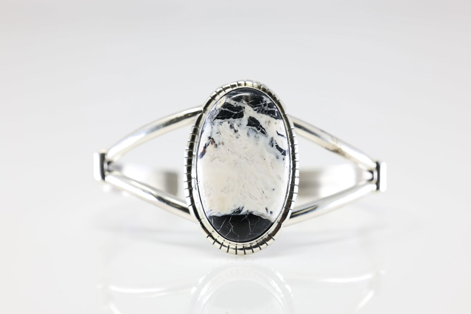 Native America Navajo Sterling Silver White Buffalo Bracelet Cuff By S.E.: This is a Native America Navajo Sterling Silver White Buffalo Bracelet Cuff By S.E.