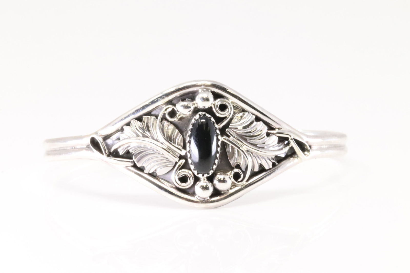 Native America Navajo Sterling Silver Black Onyx Feather Bracelet Cuff By Harry B. Yazzie.: This is a Native America Navajo Sterling Silver Black Onyx Feather Bracelet Cuff By Harry B. Yazzie.