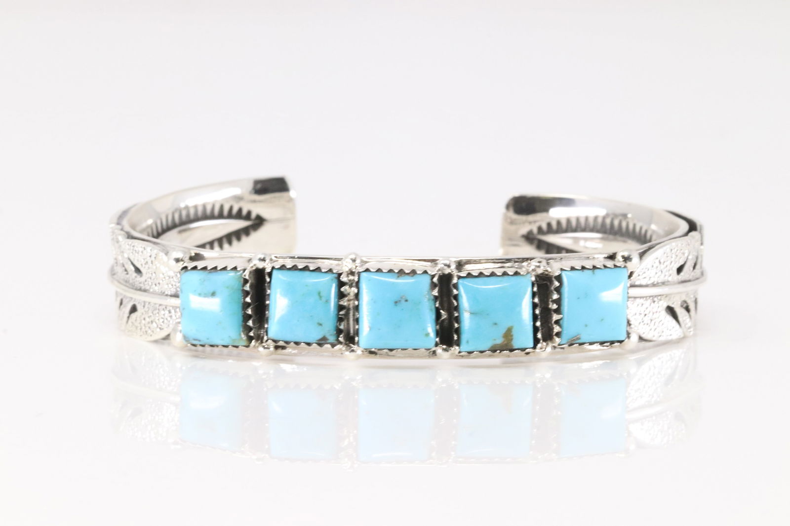Native America Navajo Sterling Silver Kingman Turquoise Bracelet Cuff By Jason Bahe.: This is a Native America Navajo Sterling Silver Kingman Turquoise Bracelet Cuff By Jason Bahe. Stamp Jason B.
