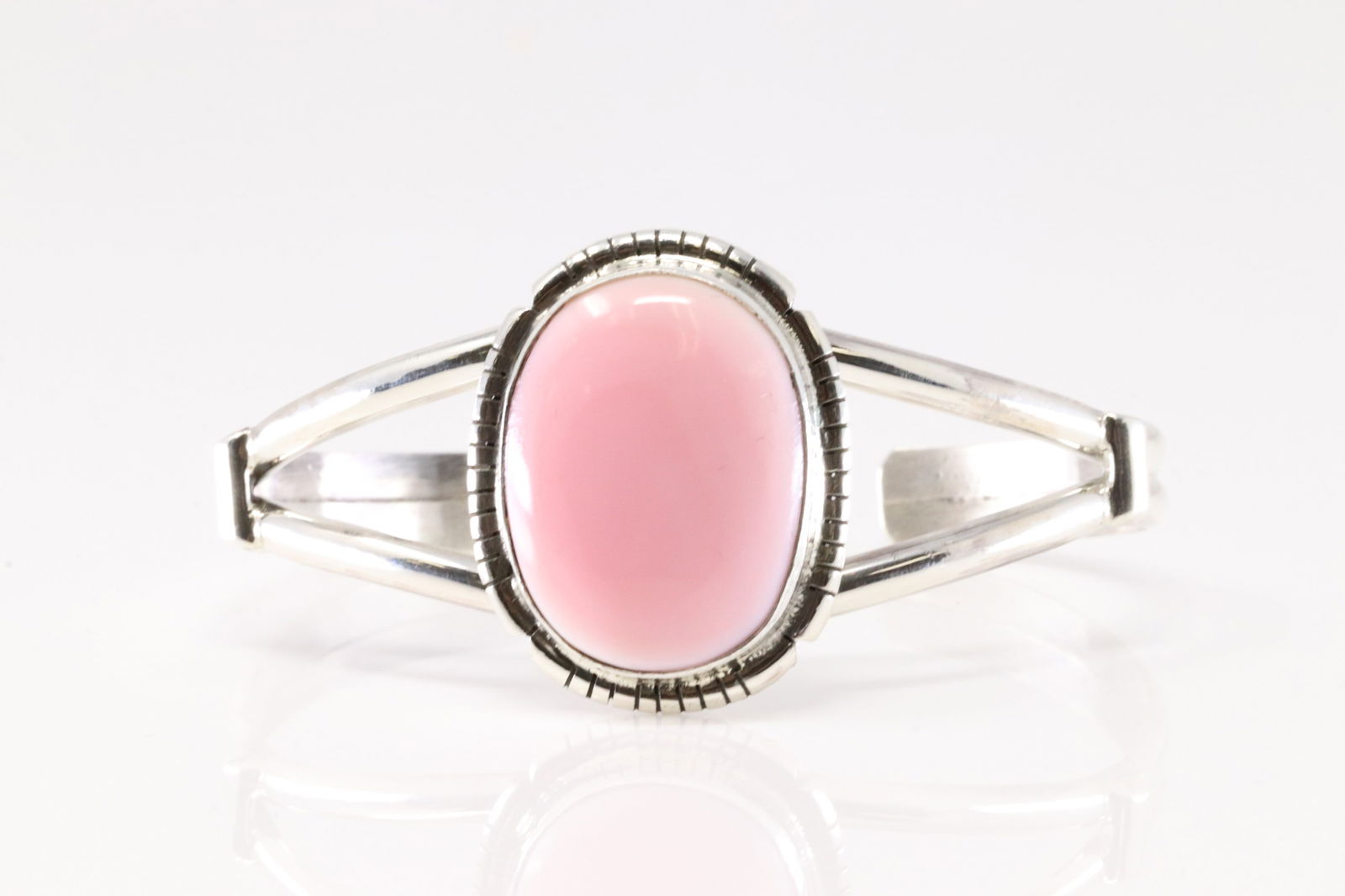 Native America Navajo Sterling Silver Pink Conch Shell Bracelet Cuff By S.E.: This is a Native America Navajo Sterling Silver Pink Conch Shell Bracelet Cuff By S.E. Stamp SE.