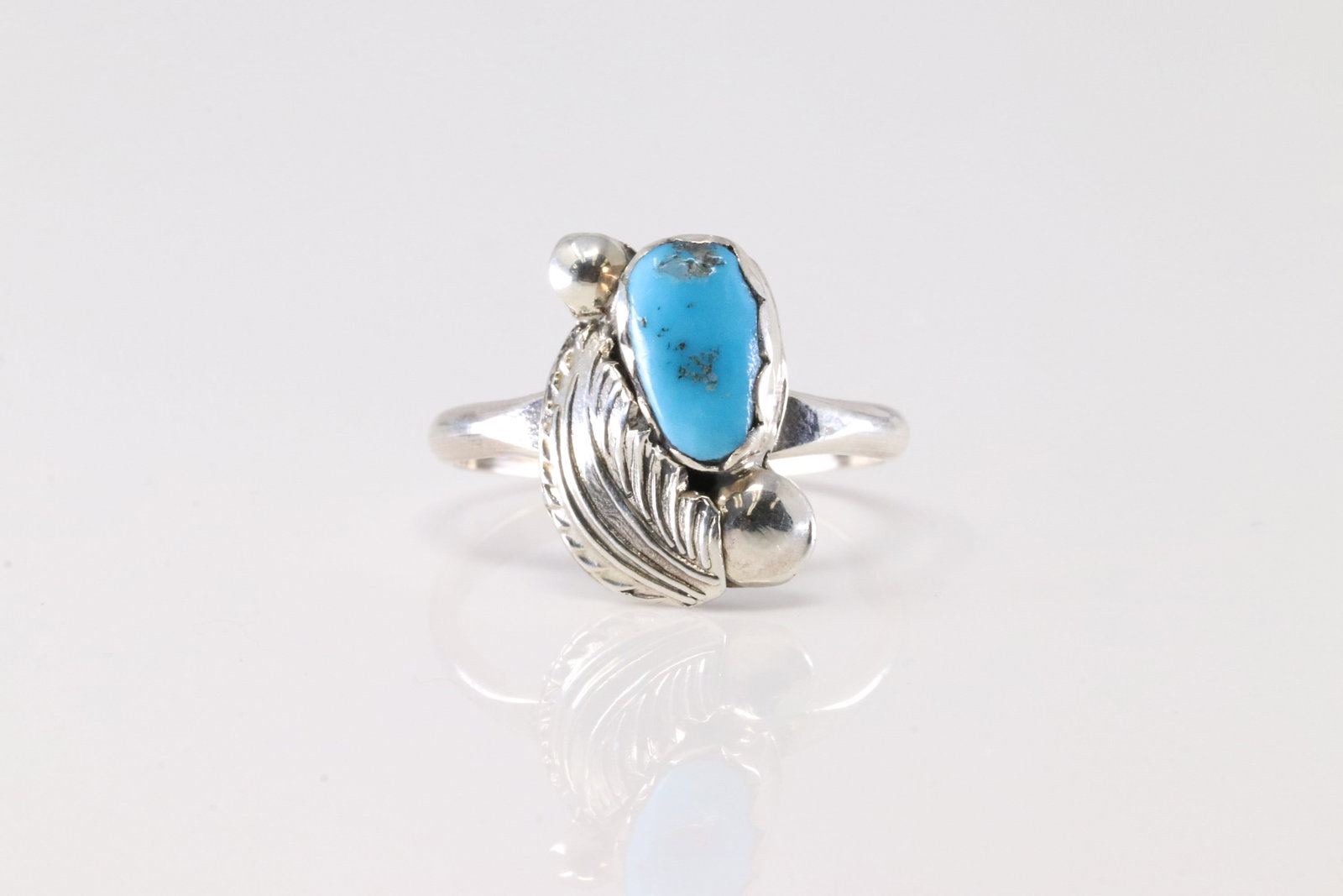 Native America Navajo Sterling Silver Turquoise Feather Ring By Simplicio.: This is a Native America Navajo Sterling Silver Turquoise Feather Ring By Simplicio. Stamp Simplicio. Ring Size: 7.50.