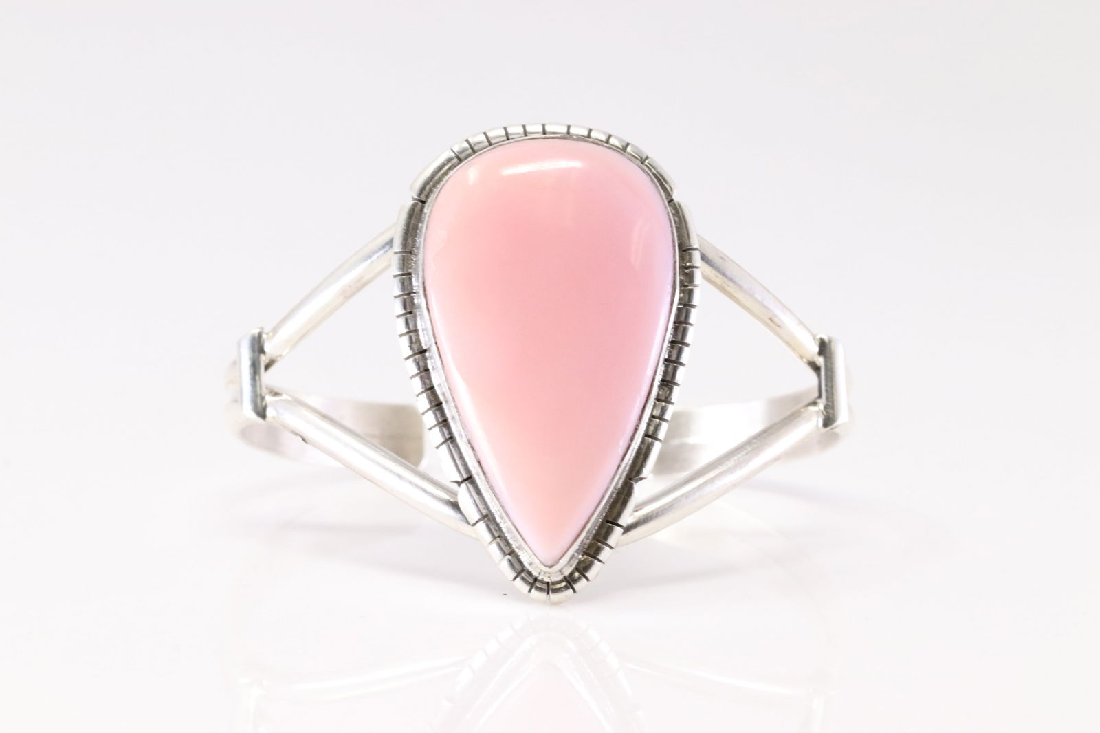 Native America Navajo Sterling Silver Pink Conch Bracelet Cuff By SE. (1 of 4)