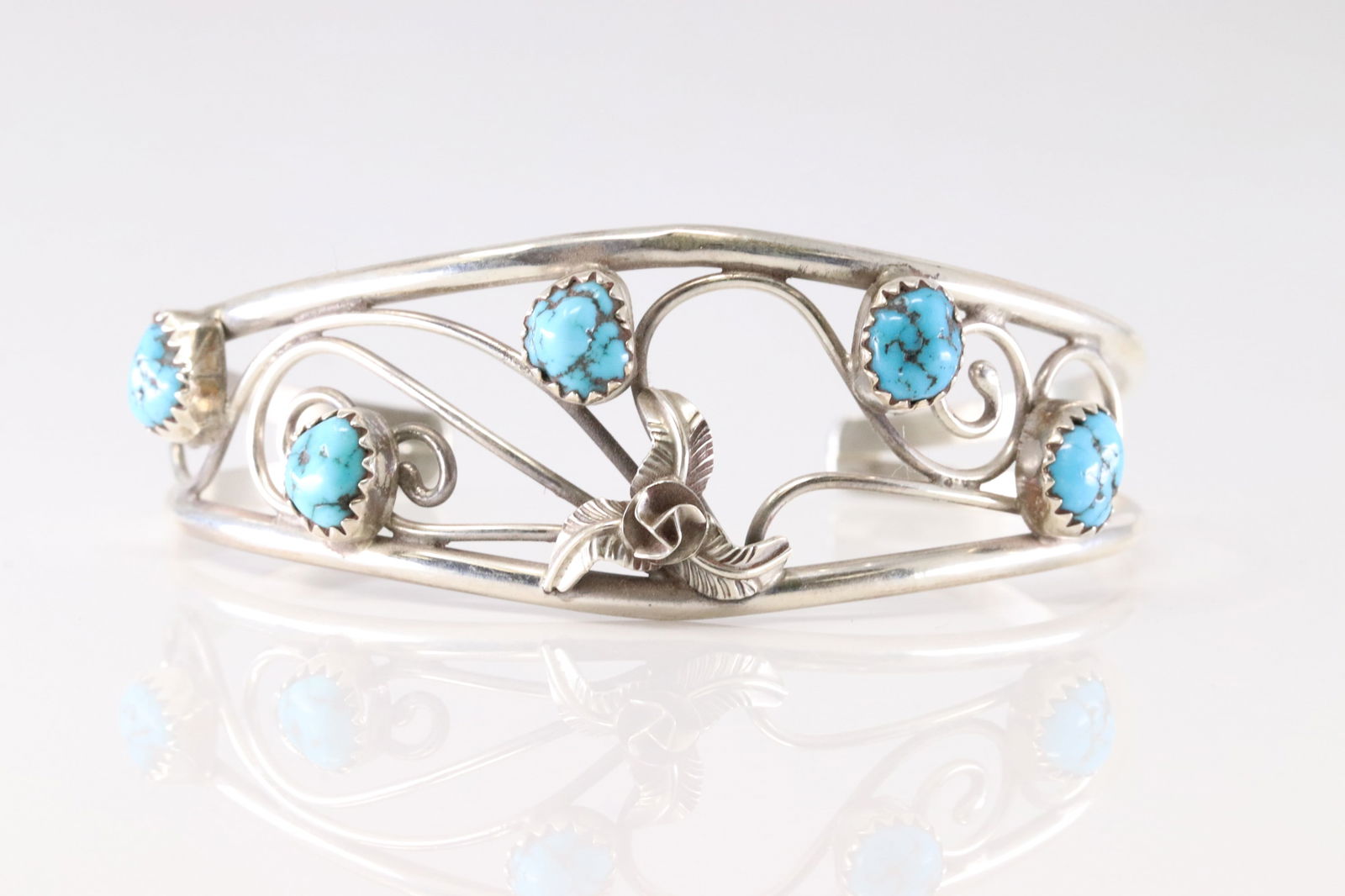 Native America Navajo Sterling Silver Kingman Turquoise Bracelet Cuff By Max Calladitto.: This is a Native America Navajo Sterling Silver Kingman Turquoise Bracelet Cuff By Max Calladitto. Stamp C.
