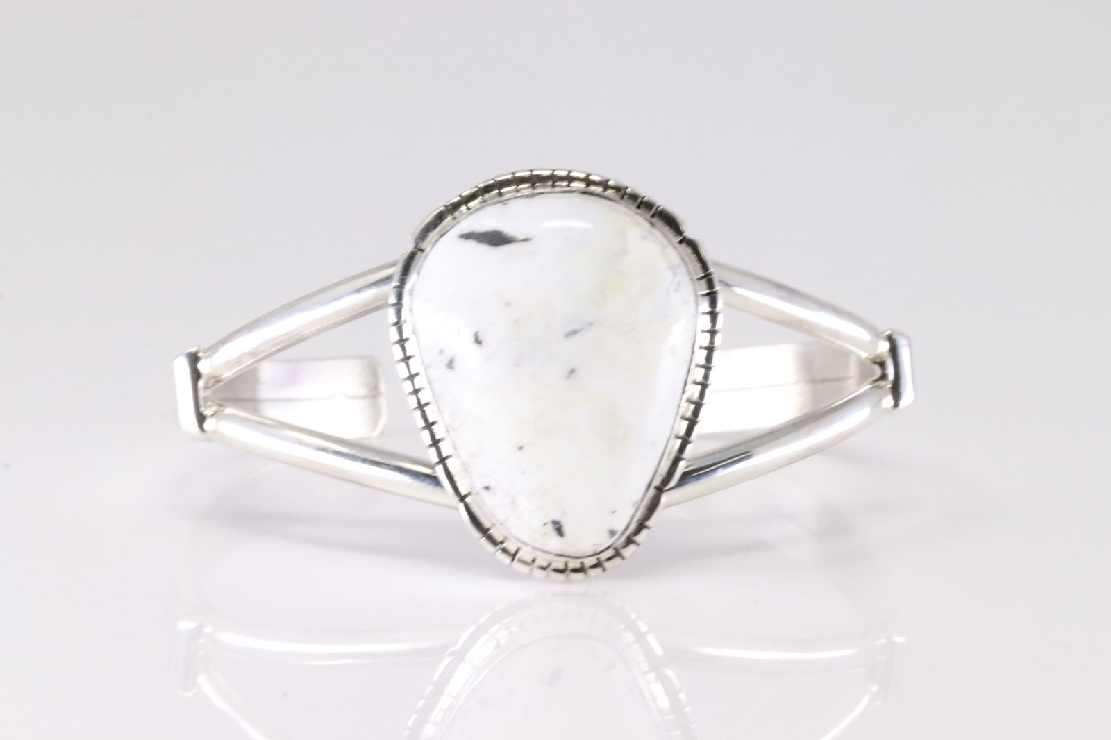 Native America Navajo Sterling Silver White Buffalo Bracelet Cuff By SE. (1 of 4)